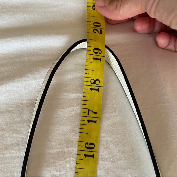 Aldo Mini White Square Handbag with Gold Lion and Chain - Picture 10 of 10